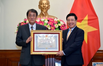 Foreign Minister Pham Binh Minh presented Friendship Order to Japanese outgoing ambassador