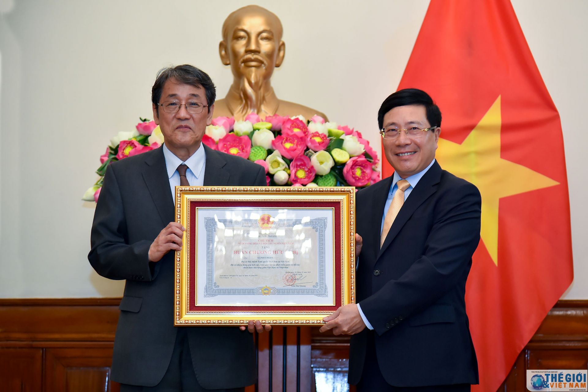 foreign minister pham binh minh presented friendship order to japanese outgoing ambassador