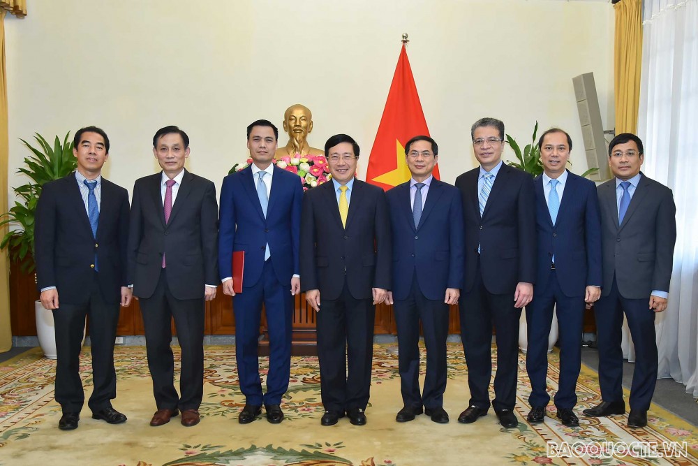 Ủy viên Bộ Chính trị, Phó Thủ tướng, Bộ trưởng Ngoại giao Phạm Bình Minh và các vị Thứ trưởng Ngoại giao chúc mừng ông Đặng Hoàng Giang.