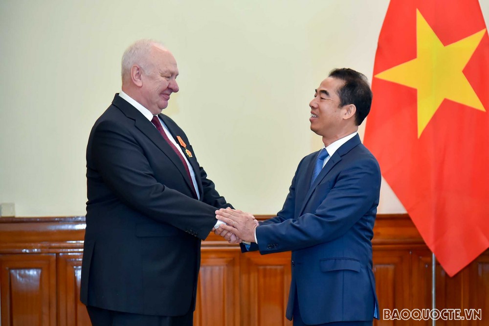 Friendship Order presented to Russian Ambassador to Viet Nam Friendship Order presented to Russian Ambassador to Viet Nam