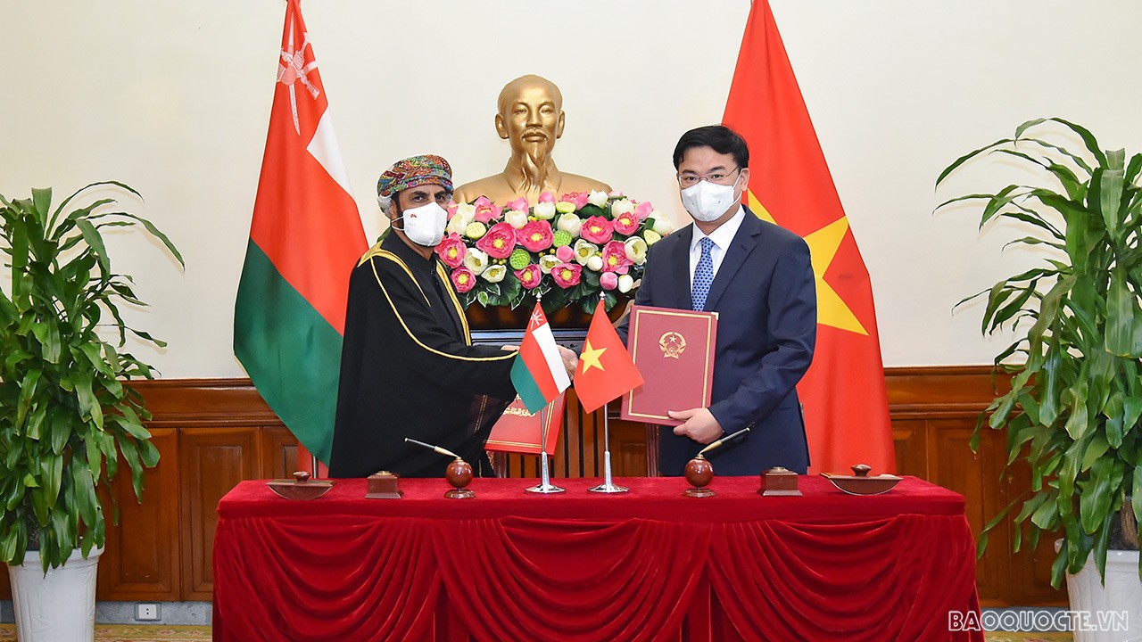 Thứ trưởng Ngoại giao Phạm Quang Hiệu ký Hiệp định  miễn thị thực cho người mang hộ chiếu ngoại giao, hộ chiếu công vụ và hộ chiếu đặc biệt giữa Việt Nam và Oman. (Ảnh: Anh Sơn)