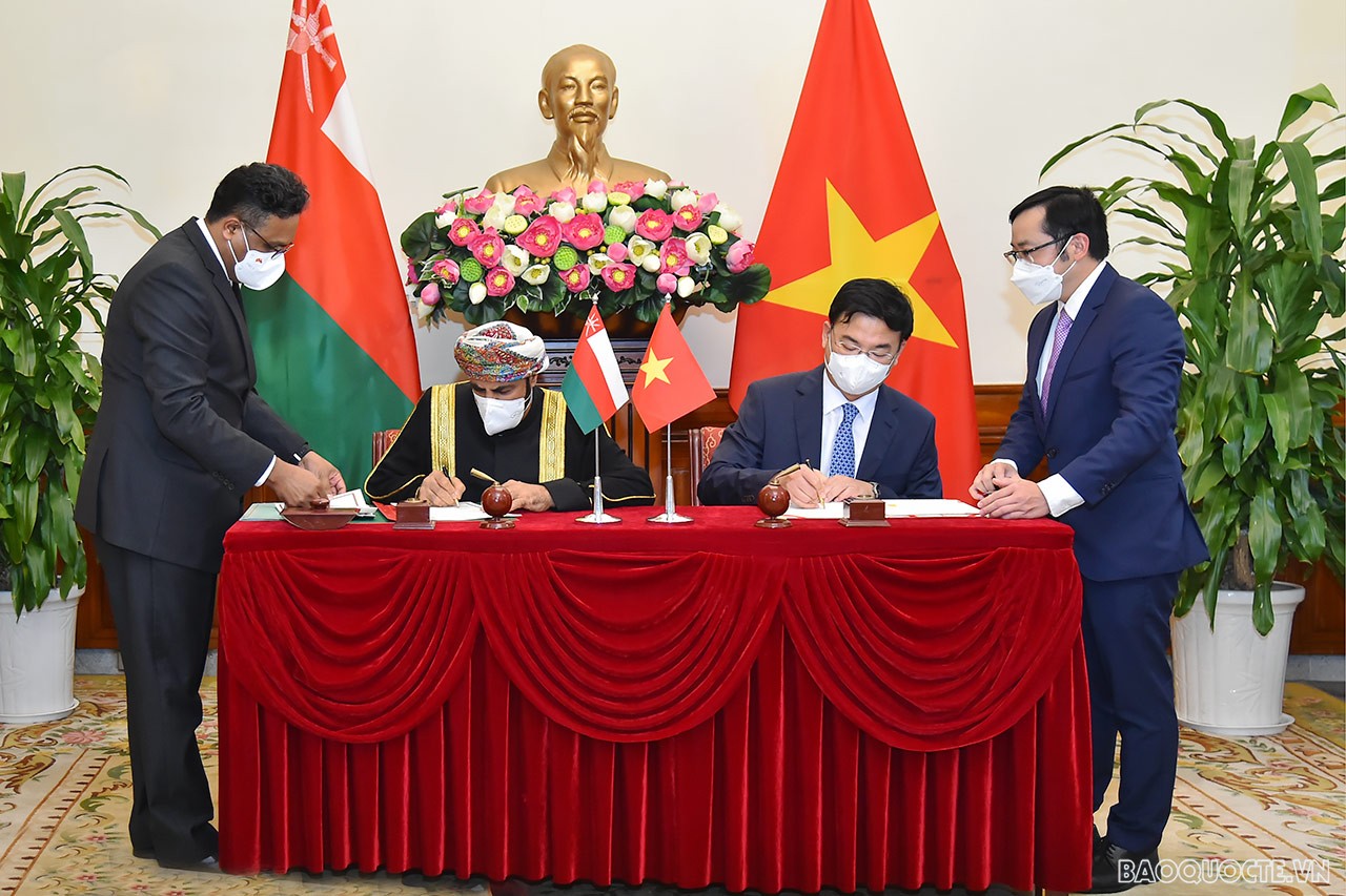 Thứ trưởng Ngoại giao Phạm Quang Hiệu ký Hiệp định miễn thị thực cho người mang hộ chiếu ngoại giao, hộ chiếu công vụ và hộ chiếu đặc biệt giữa Việt Nam và Oman. (Ảnh: Anh Sơn) Thứ trưởng Ngoại giao Phạm Quang Hiệu ký Hiệp định miễn thị thực cho người mang hộ chiếu ngoại giao, hộ chiếu công vụ và hộ chiếu đặc biệt giữa Việt Nam và Oman. (Ảnh: Anh Sơn)
