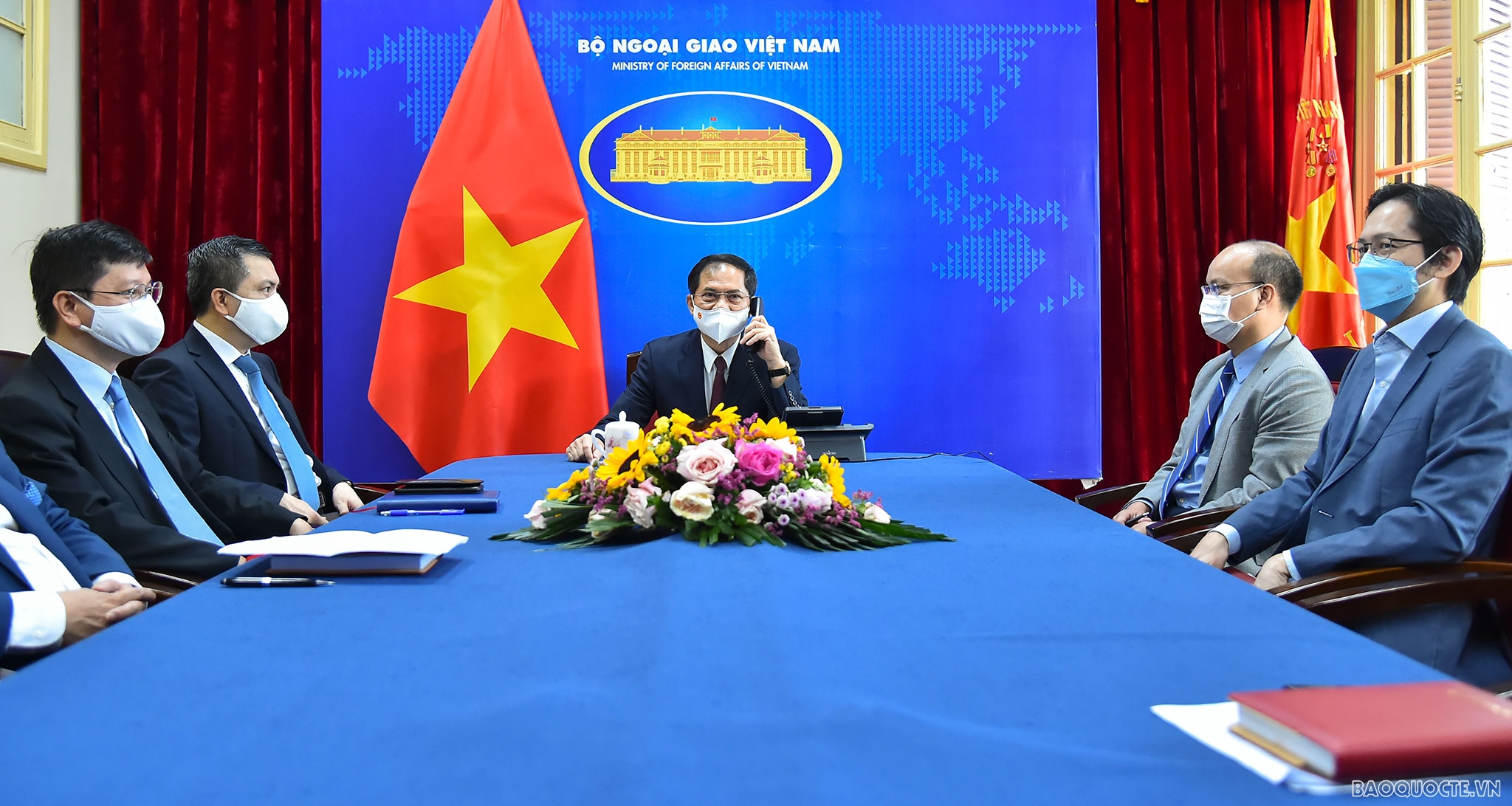 Điện đàm với Ngoại trưởng Antony Blinken, Bộ trưởng Ngoại giao Bùi Thanh Sơn cảm ơn Hoa Kỳ đã hỗ trợ Việt Nam tiếp cận vaccine ngừa Covid-19. (Ảnh: Tuấn Anh)