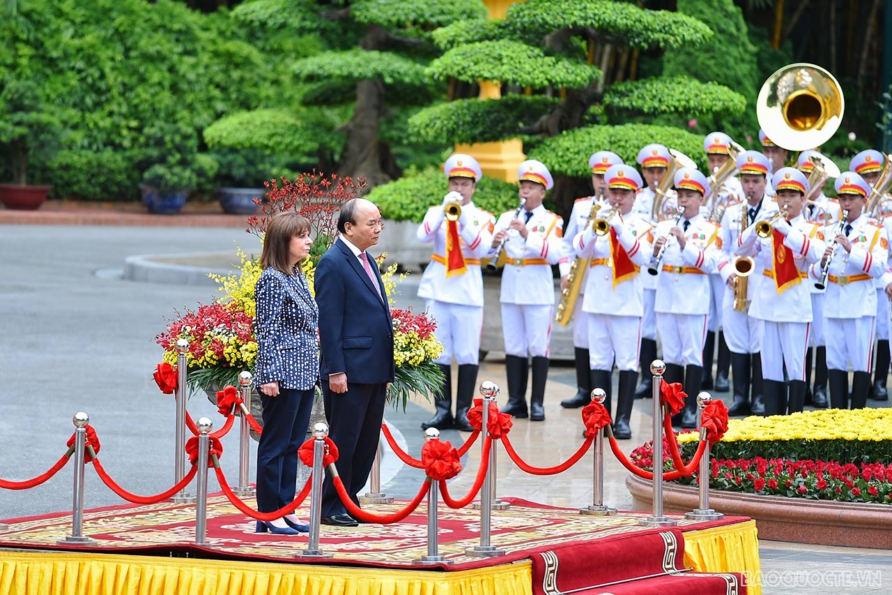 Chủ tịch nước Nguyễn Xuân Phúc đã chủ trì lễ đón chính thức Tổng thống Hy Lạp Katerina Sakellaropoulou.