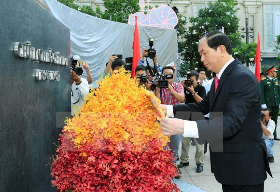 state leader pays homage to late president ho chi minh