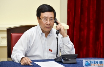 Deputy PM, FM Minh holds telephone talks with Singaporean FM