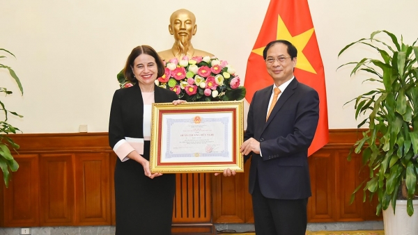 Friendship Medal granted to Australian Ambassador to Viet Nam