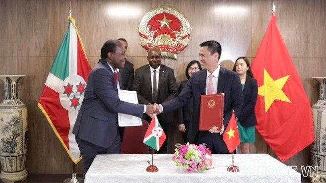 Đại sứ Đặng Hoàng Giang, Trưởng Phái đoàn đại diện thường trực Việt Nam tại LHQ và Đại sứ Zéphyrin Maniratanga, Trưởng Phái đoàn đại diện thường trực Burundi tại LHQ ký kết Hiệp định miễn thị thực cho công dân hai nước mang hộ chiếu ngoại giao và hộ chiếu
