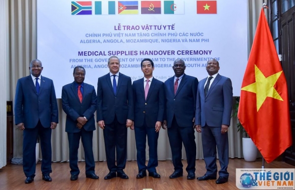 Vietnam presents medical supplies to African nations to fight for COVID-19