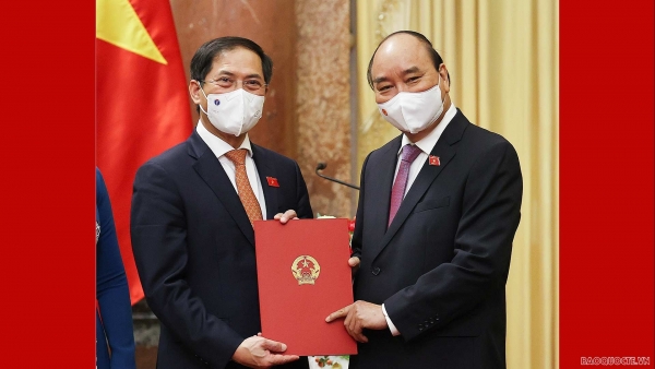 Newly-appointed Foreign Minister Bui Thanh Son receives congratulations from China