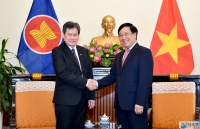 first class labour order presented to outgoing lao ambassador