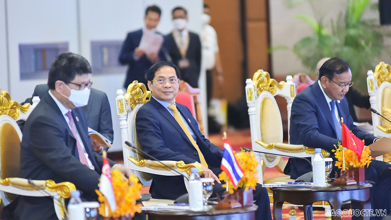 Ngày 2/8, tại Phnom Penh, Campuchia, Bộ trưởng Ngoại giao Bùi Thanh Sơn dẫn đầu đoàn Việt Nam tham dự đối thoại giữa các Bộ trưởng Ngoại giao ASEAN với Đại diện Ủy ban liên Chính phủ ASEAN về Nhân quyền (AICHR). (Ảnh: Tuấn Anh)