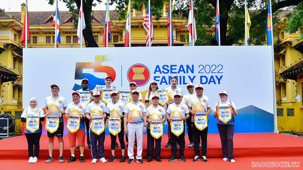 Review on external affairs from August 8-14: Celebrating 55th Anniversary of  ASEAN; actively solving issues related new passport