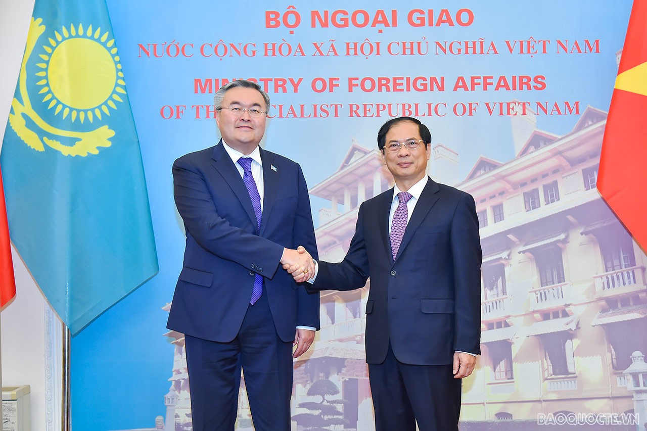 FM Bui Thanh Son welcomed and held talks with Deputy PM, FM of Kazakhstan Mukhtar Tileuberdi