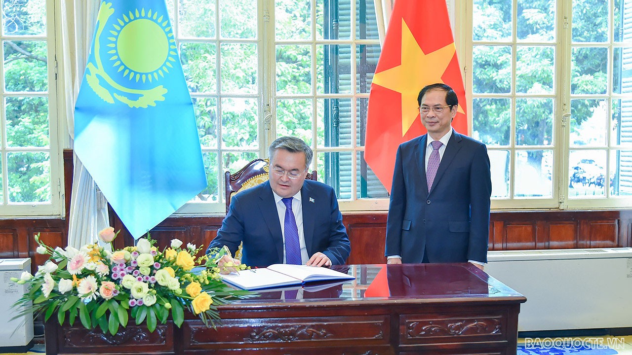 FM Bui Thanh Son welcomed and held talks with Deputy PM, FM of Kazakhstan Mukhtar Tileuberdi