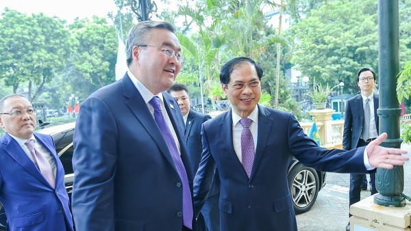 FM Bui Thanh Son held talks with Deputy PM, FM of Kazakhstan Mukhtar Tileuberdi