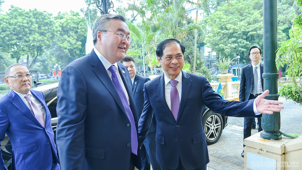 Nhận lời mời của Bộ trưởng Ngoại giao Bùi Thanh Sơn, Phó Thủ tướng, Bộ trưởng Ngoại giao Kazakhstan Mukhtar Tileuberdi sẽ thăm chính thức Việt Nam từ ngày 17-18/8.