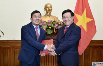 Foreign Minister Pham Binh Minh presents appointment decision to new Deputy Foreign Minister
