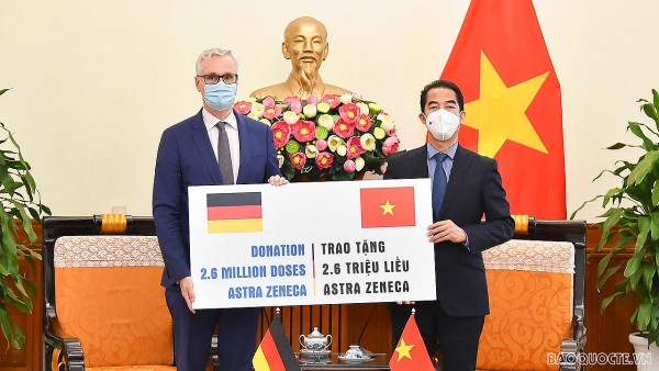 Viet Nam receives 2.6 million doses of COVID-19 vaccine from Germany