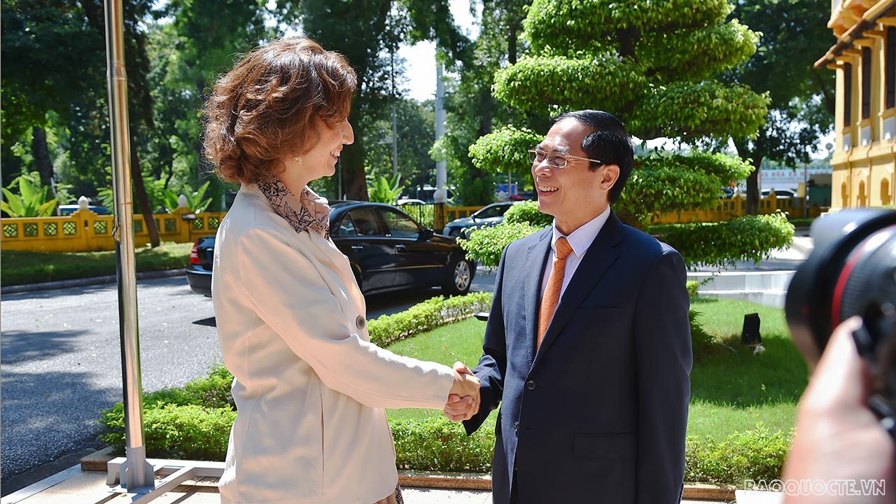 FM Bui Thanh Son receives UNESCO Director General