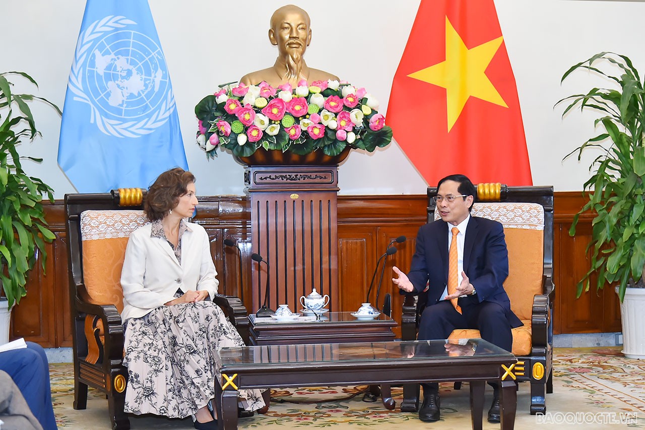 FM Bui Thanh Son receives UNESCO Director General