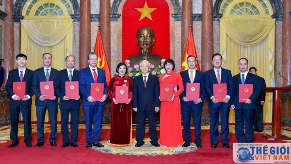 Top Vietnamese leader presents appointment decisions to new ambassadors