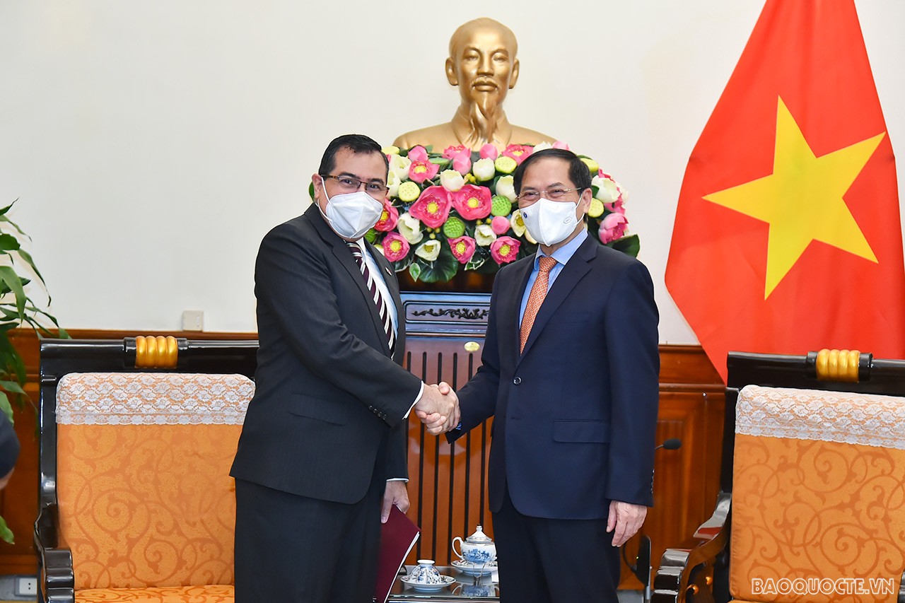 Vietnam wishes to deepen relations with Panama: FM