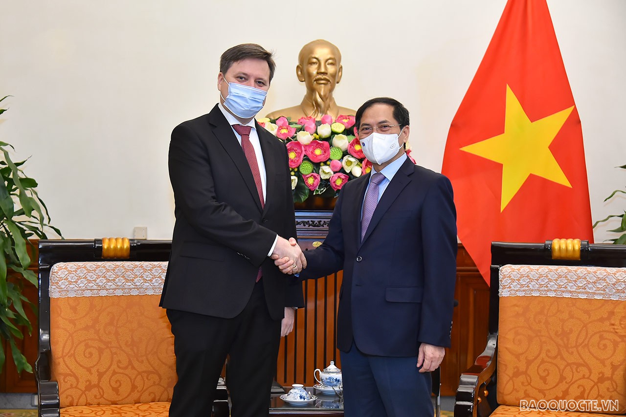 Chiều 13/10, tại trụ sở Bộ Ngoại giao, Bộ trưởng Bùi Thanh Sơn đã tiếp Đại sứ đặc mệnh toàn quyền nước Cộng hòa Ba Lan tại Việt Nam Wojciech Gerwel. (Ảnh: Tuấn Anh)