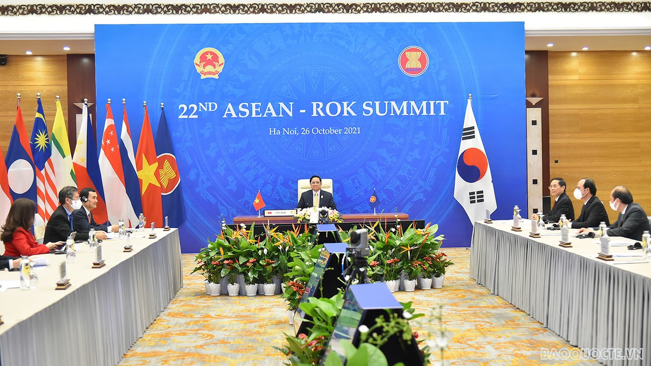 Prime Minister attends five conferences on first day of 38th, 39th ASEAN Summits and Related Summits
