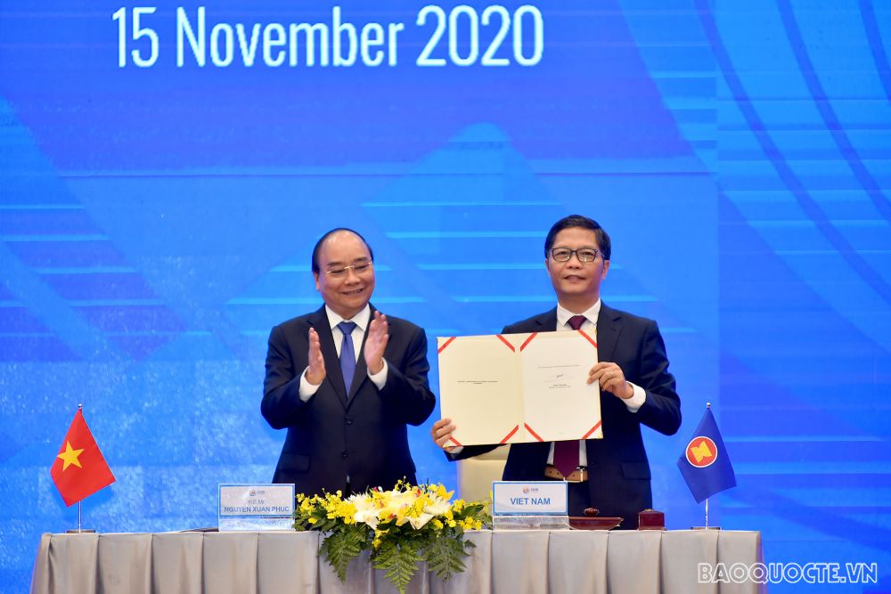 Sáng 15/11, trong khuôn khổ Hội nghị Cấp cao ASEAN 37, Thủ tướng Nguyễn Xuân Phúc đã chủ trì Lễ ký kết trực tuyến các nước tham gia đàm phán Hiệp định Đối tác toàn diện khu vực - RCEP. (Ảnh: Tuấn Anh)