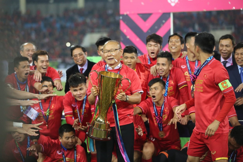vietnam win aff suzuki cup trophy