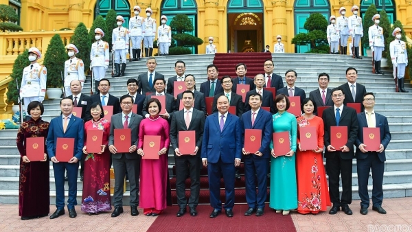 President Nguyen Xuan Phuc presents decisions on conferring ambassador titles